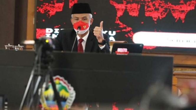 Gubernur Jawa Tengah Ganjar Pranowo memimpin rapat koordinasi penanganan pandemi COVID-19 di kantornya, Semarang, Senin, 16 Agustus 2021.
