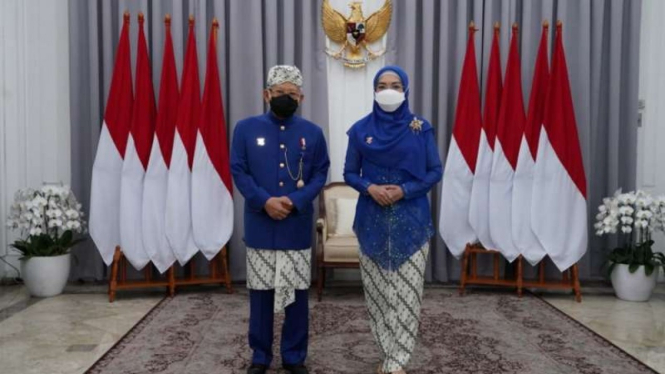 Wakil Presiden Ma'ruf Amin dan Wury Ma'ruf Amin mengenakan pakaian adat khas Sunda untuk menghadiri Upacara Peringatan Detik-Detik Proklamasi Kemerdekaan di Jakarta, Selasa, 17 Agustus 2021.
