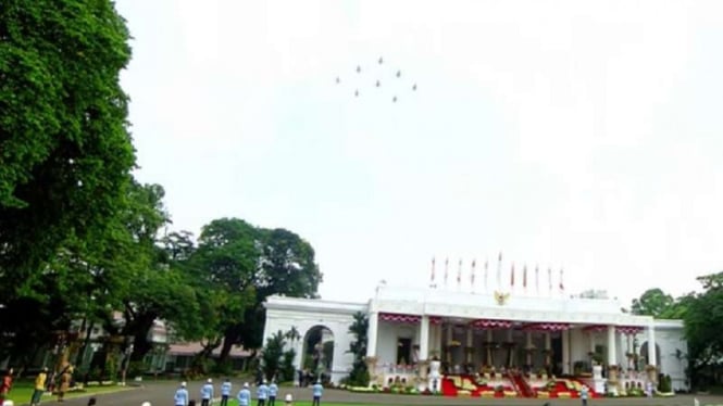 Flypass jet tempur F-16 di atas Istana Negara saat peringatan HUT RI ke 76