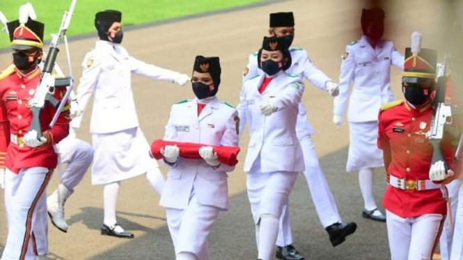 Ardelia Muthia Zahwa, remaja dari Tebing Tinggi Sumatera Utara, menjadi pembawa baki Bendera Merah Putih saat peringatan detik-detik proklamasi Kemerdekaan RI di Istana Merdeka, Jakarta, Selasa, 17 Agustus 2021.