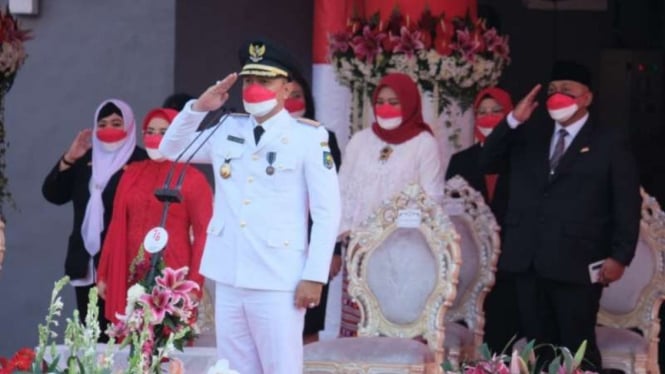 Wali Kota Surabaya Eri Cahyadi saat menjadi inspektur di Upacara HUT ke-76 RI di Balai Kota Surabaya, Selasa, 17 Agustus 2021.