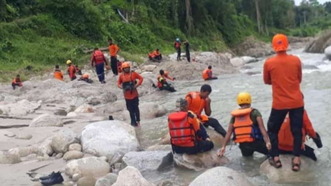 Tim SAR gabungan di Sulawesi Selatan saat mencari korban perahu terbalik di Sungai Rongkong, Kabupaten Luwu Utara, Selasa, 17 Agustus 2021.