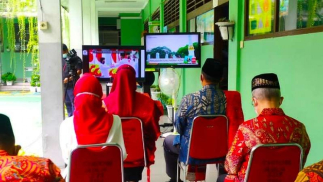 Sejumlah guru SMA Harapan 1 Medan, Sumatera Utara, menggelar nonton bareng alias nobar upacara 17 Agustus dan penampilan Ardelia Muthia Zahwa di Istana Merdeka melalui tayangan di televisi, Selasa, 17 Agustus 2021.