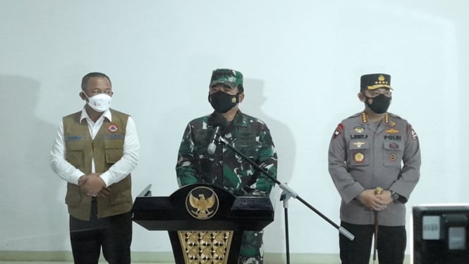Panglima TNI bersama Kapolri dan Kepala BNPB