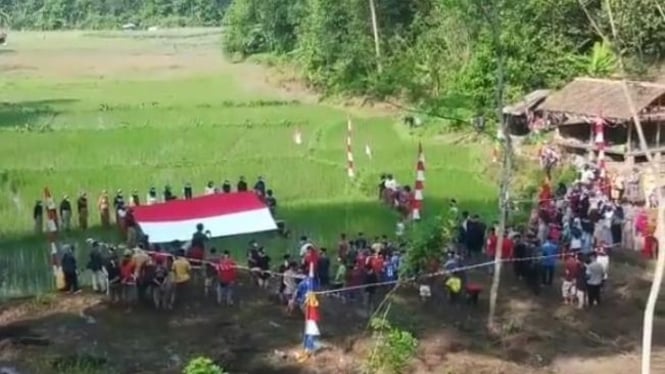 Sejumlah petani Gunungsari tengah mengikuti upacara HUT RI di Persawahan Kali Kidul, (dok. Aldo).