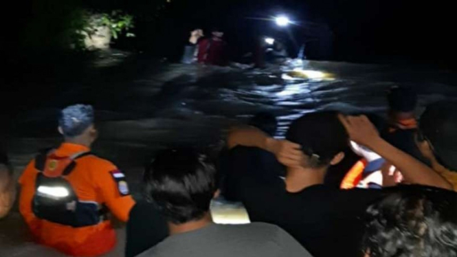 Basarnas mengevakuasi puluhan mahasiswa yang terjebak di Gunung Amonggedo, Desa Ulu Benua, Kecamatan Amonggedo, Kabupaten Konawe, Sulawesi Tenggara, Rabu dini hari, 18 Agustus 2021.
