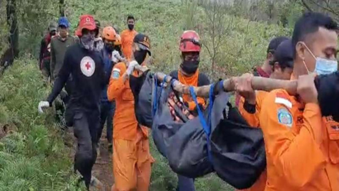 Tim SAR gabungan mengevakuasi pendaki yang meninggal di Gunung Bawakaraeng, Gowa