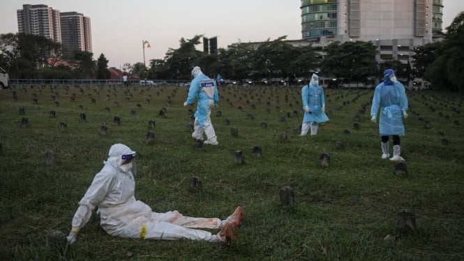 Lebih dari 12 ribu warga Malaysia meninggal menjadi korban COVID sejak pandemi dimulai tahun 2020. (AFP: Mat Zain/NurPhoto)