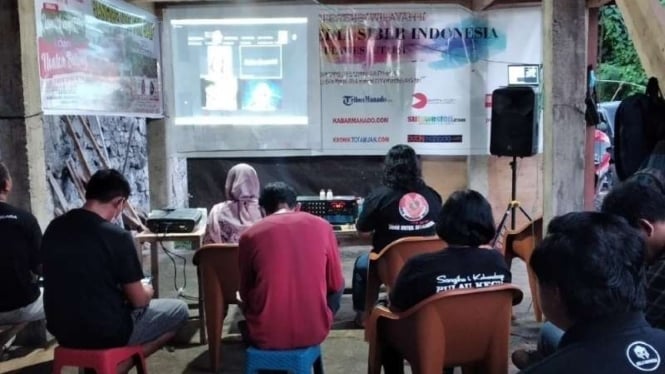 Sejumlah pegiat sosial menyaksikan peluncuran film dokumenter tentang perjuangan warga menentang perusahaan tambang emas, berjudul Sangihe Not for Sale, di Sekretariat AMSI Sulawesi Utara, Kota Manado, Minggu malam, 15 Agustus 2021.