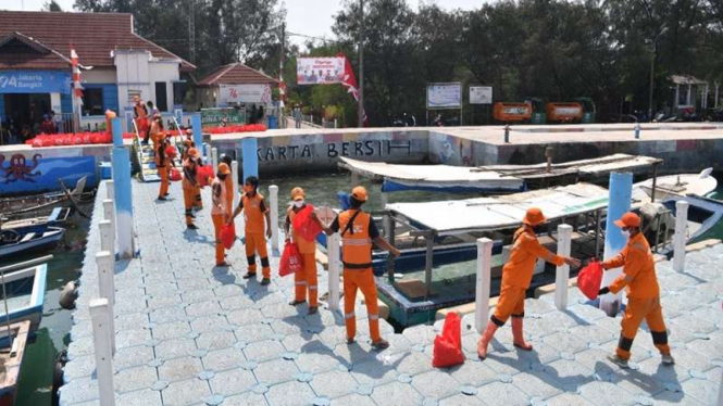 Pembagian sembako ke warga di Pulau Seribu