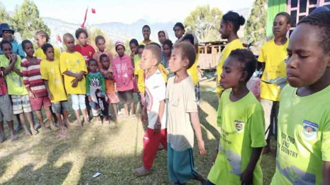 Sejumlah anak-anak di Papua dan Papua Barat melakukan lomba peringati HUT RI