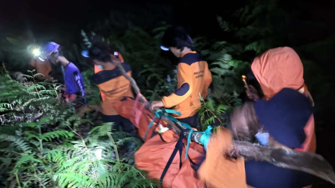 Tim SAR gabungan evakuasi jenazah pendaki Gunung Bawakaraeng, Gowa.