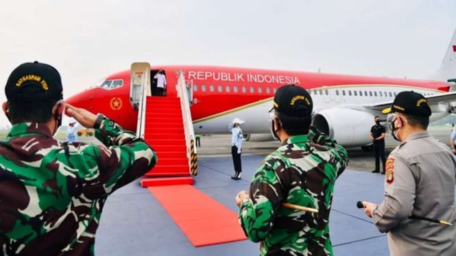 Presiden Jokowi menaiki pesawat kepresidenan bertolak ke Jawa Timur