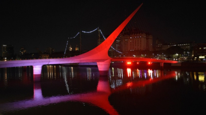 Cahaya Merah Putih berpendar di jembatan Argentina saat HUT RI