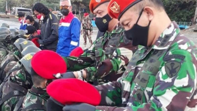 VIVA Militer: Anggota Korps Paskhas menerima baret merah Kopassus