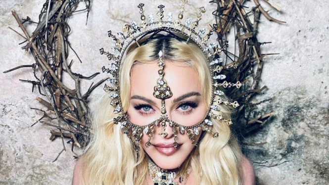 Madonna pakai aksesoris karya desainer Indonesia Rinaldy Yunardi.