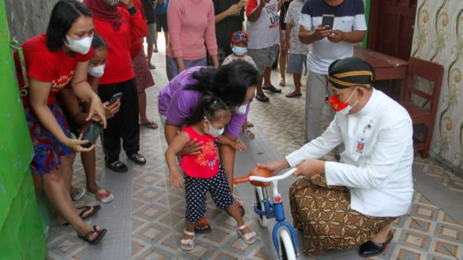 Wakil Wali Kota Solo Teguh Prakosa saat memberikan sepeda kepada balita.