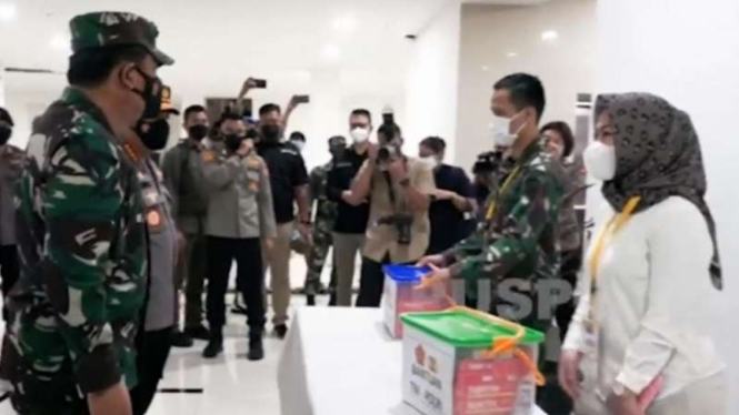 VIVA Militer: Panglima TNI berbicang dengan nakes RSD Wisma Atlet.