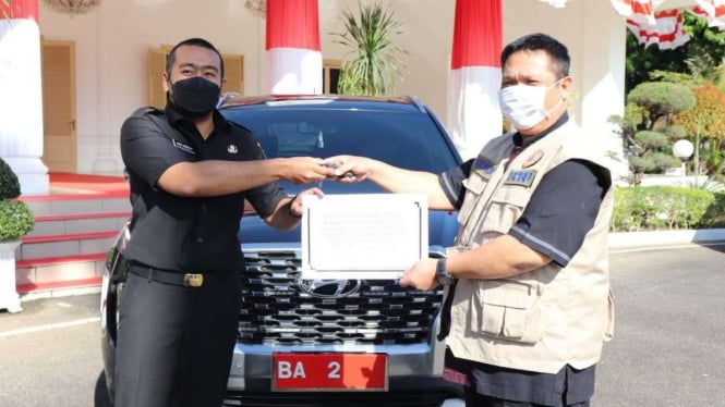  Wakil Gubernur Sumbar Audy Joinaldy menyerahkan mobil dinas ke Satgas COVID-19.