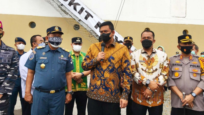 Wali Kota Medan Bobby Nasution saat meninjau KMP Bukit Raya.