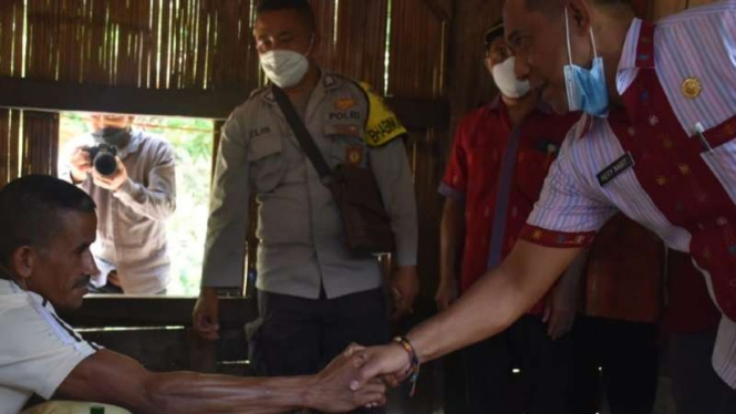 Bupati Manggarai Heribertus Nabit lihat langsung ODGJ yang terpasung