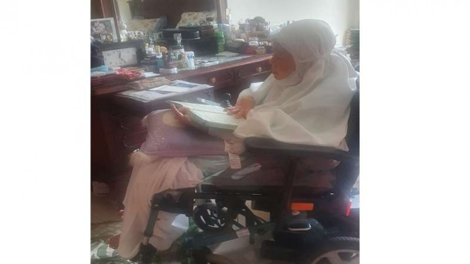 Ibu Sinta Nuriyah Wahid sedang membaca Alquran