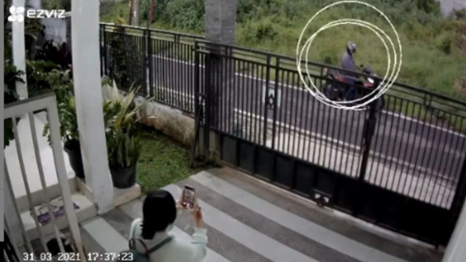 Viral Pemotor Pamer 'Burung'nya di Rumah Korban, Terekam CCTV (indoviral8)