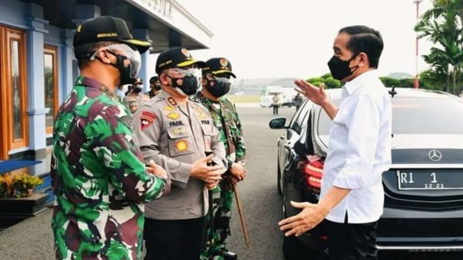 Presiden Jokowi memberikan arahan ke Kapolda Metro dan Pangdam Jaya