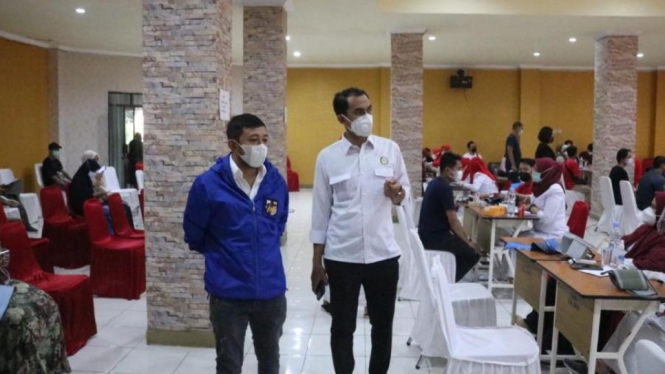 Pengurus DPD KNPI Makassar di Sentra Vaksinasi (foto LKid/Nur Terbit)