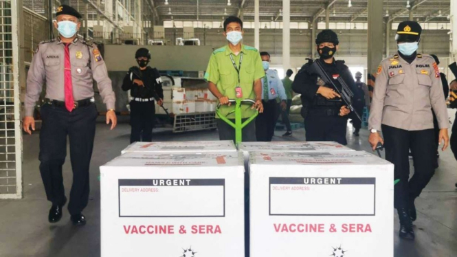 Brimob Polda Sumut mengawal kedatangan vaksin Sinopharm di Bandara Kualanamu.