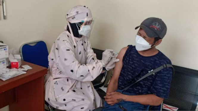 Seorang tenaga kesehatan menyuntikkan vaksin COVID-19 buatan Moderna asal Amerika Serikat kepada warga di Desa Jayamukti, Kecamatan Cikarang Pusat, Kabupaten Bekasi, Jawa Barat, Jumat, 20 Agustus 2021.