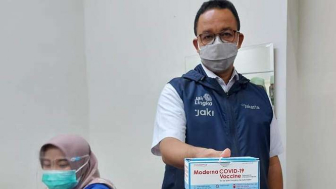Gubernur DKI Jakarta Anies Baswedan menunjukkan boks vaksin Moderna.