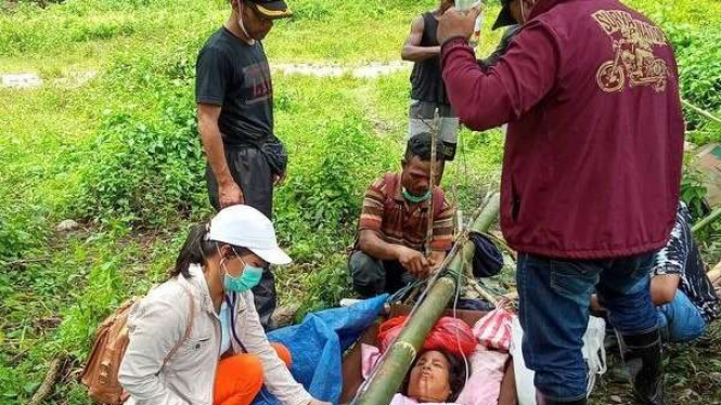 Ibu hamil digotong puluhan kilo meter menuju puskesmas di Seram Barat.