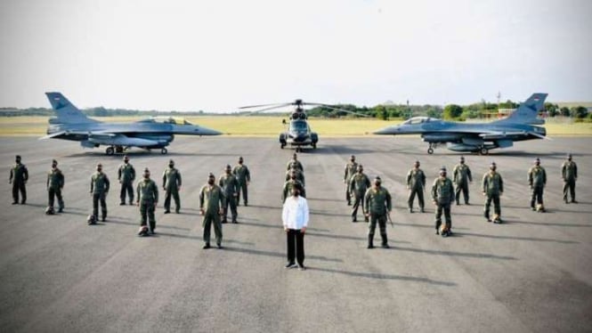 Presiden Jokowi menemui para penerbang di Pangkalan TNI AU Iswahjudi.