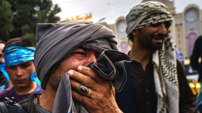 Selama berhari-hari, ribuan warga Afghanistan yang ketakutan telah menunggu di luar bandara ibu kota dengan harapan bisa naik pesawat untuk keluar dari negara itu. BBC Indonesia