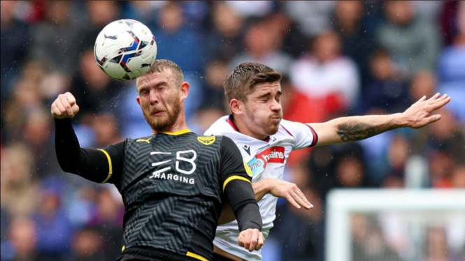 Pertandingan Bolton Wanderers vs Oxford United. 