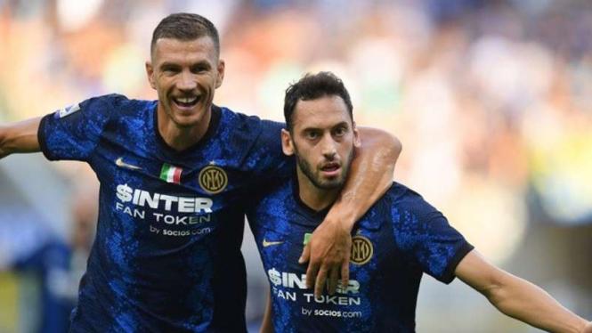 Pemain Inter Milan, Edin Dzeko dan Hakan Calhanoglu.