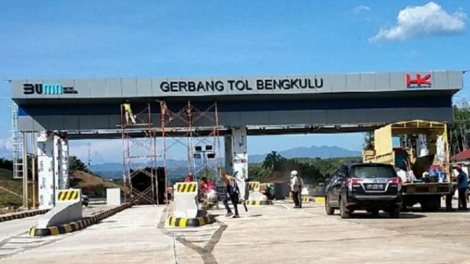 Petugas PT Hutama Karya Infrastruktur (HKI) saat mengecek pembangunan gerbang tol Bengkulu-Lubuk Linggau di Kelurahan Betungan, Kota Bengkulu. (Ilustrasi)