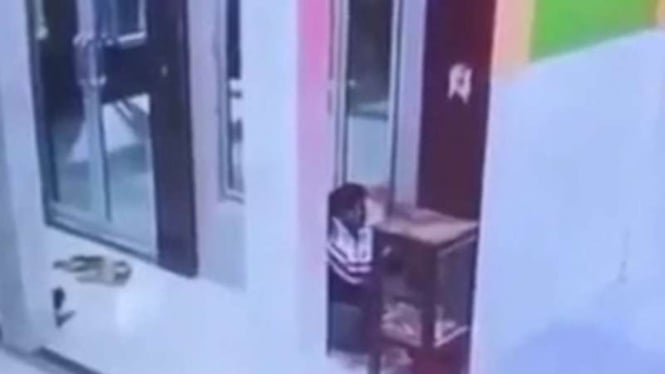 Aksi bocah terekam CCTV sednag curi uang di kotak amal musola
