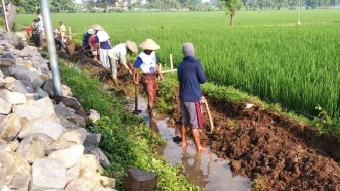 Kegiatan Program Padat Karya Tunai yang dilakukan Kementerian PUPR.