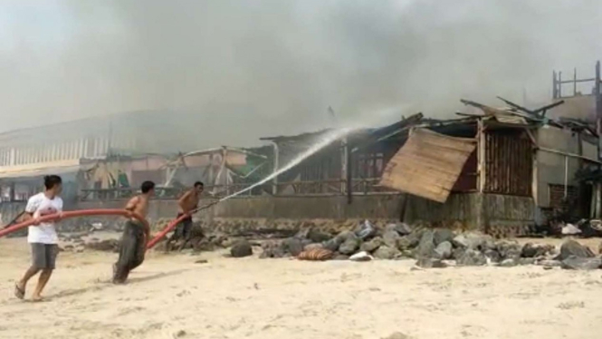 Warga berusaha memadamkan api kebakaran di hotel di tepi pantai di Garut.