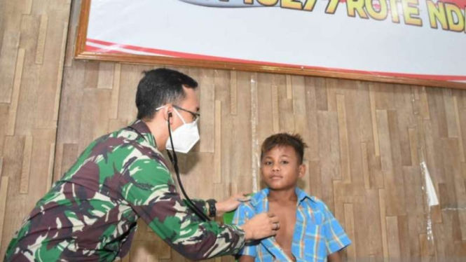 Prajurit TNI Kesehatan Angkatan Darat Kodam IX/Udayana memeriksa kesehatan bocah bernama Petrus korban penganiayaan oleh oknum TNI di Rote Ndao, Nusa Tenggara Timur, Senin, 23 Agustus 2021.
