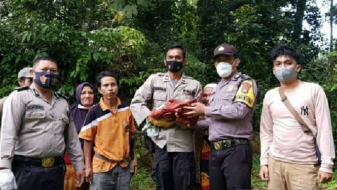 Anggota Polres Kepahiang mengamankan bayi perempuan yang ditemukan di hutan di kawasan gunung, sekitar jalan lintas Kepahiang-Bengkulu, di Desa Tebat Monok, Kabupaten Kepahiang, Provinsi Bengkulu, Minggu, 22 Agustus 2021.