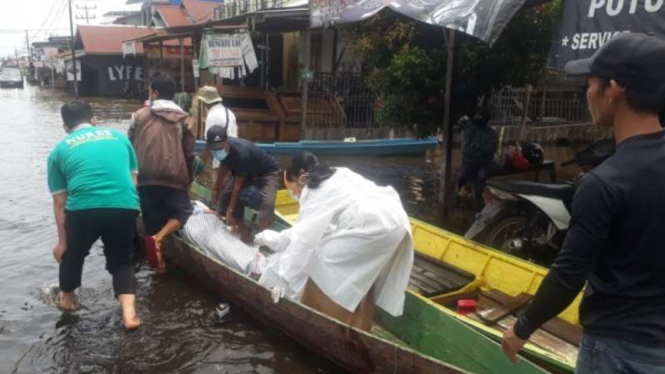 Seorang pasien lansia di Kedamin Hulu dilarikan ke Puskesmas Putussibau Selatan dan dirujuk ke RSUD dr Ahmad Diponegoro Putussibau, Kabupaten Kapuas Hulu, Kalimantan Barat, Senin, 23 Agustus 2021.