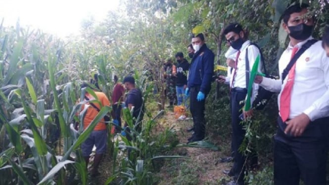 Polisi melakukan olah TKP pembunuhan nenek Sarifah di Sumbawa NTB