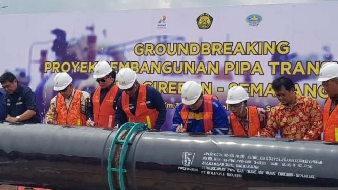 Peletakan batu pertama pembangunan jaringan pipa gas transmisi Cirebon-Semarang.