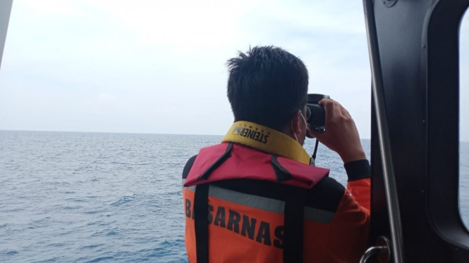 Tim SAR Nasional Surabaya melakukan pencarian 8 korban kapal tenggelam yang hilang.