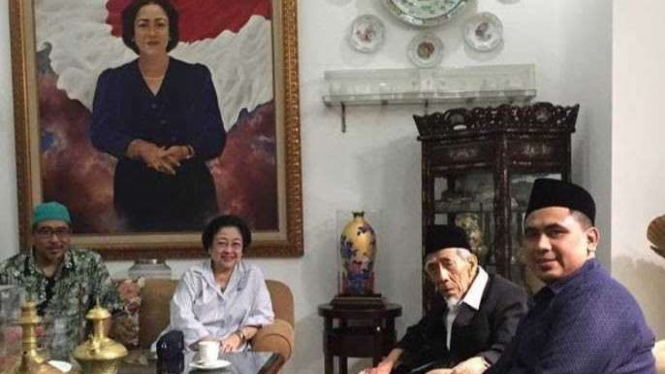 Megawati Soekarnoputri Saat Bersama KH Maemoen Zubair dan Taj Yasin