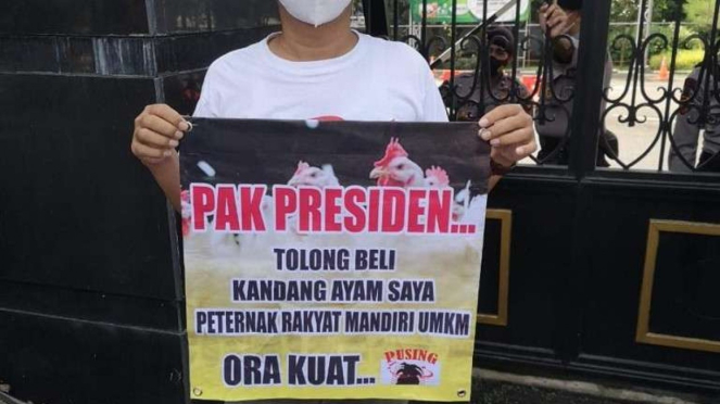 Seorang peternak yang melakukan aksi unjuk rasa.