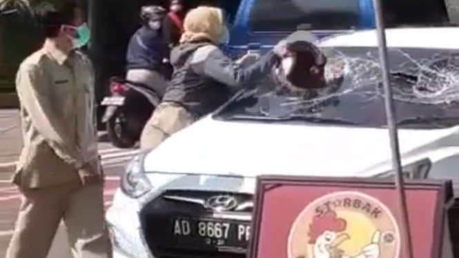 Istri Pecahkan Kaca Mobil saat Suaminya Bawa Pelakor (Instagram/viralsekali)